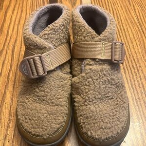 Chaco kids ramble puff shoes, brown/tan Sherpa color, kids size 4.5